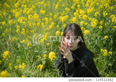 Rape flowers and ladies 114512362