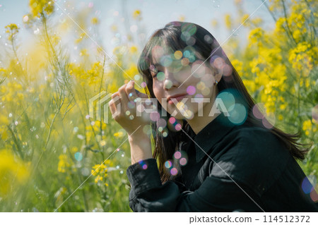 Rape flowers and ladies 114512372