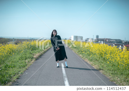 Rape flowers and ladies Rape flowers and ladies 114512437