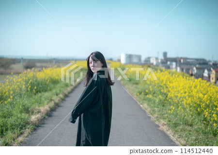 Rape flowers and ladies 114512440