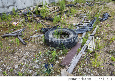 Environment. Car tires and construction debris dumped on the ground 114512524