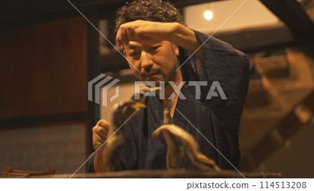 一位男工匠用鹽烤香魚 114513208