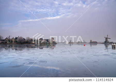 View over a frozen river Zaan to Zaandijk 114514924