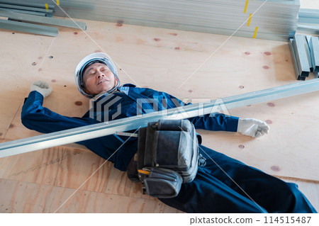 木匠在建築工地摔倒 114515487