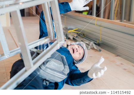 木匠在建築工地摔倒 114515492