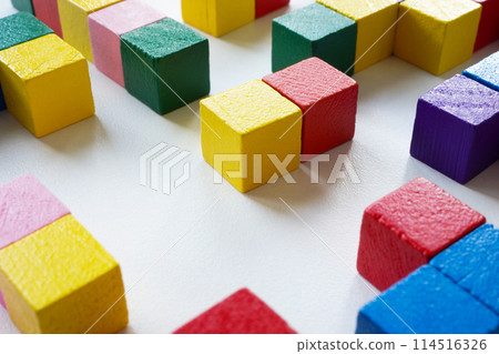 A labyrinth of cubes as an abstraction of a complex system, search for a solution and analysis. 114516326