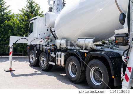 Truck-mounted concrete pump with mixer Truck-mounted concrete pump with mixer 114518633