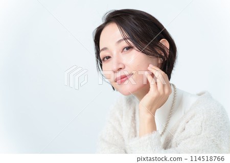 短髮女人護膚美容概念 114518766