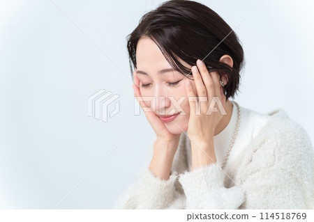 Short hair woman skin care beauty concept 114518769