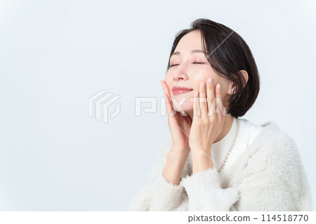 Short hair woman skin care beauty concept 114518770