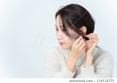 戴耳環的短髮女人 114518775