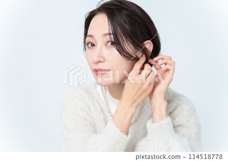 Short-haired woman wearing earrings 114518778