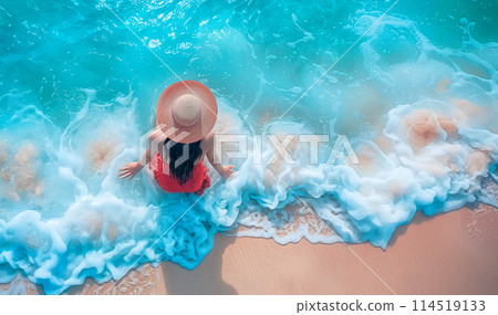 一個穿著紅色衣服的女人坐在美麗的海邊 一個穿著紅色衣服的女人坐在美麗的海邊 114519133