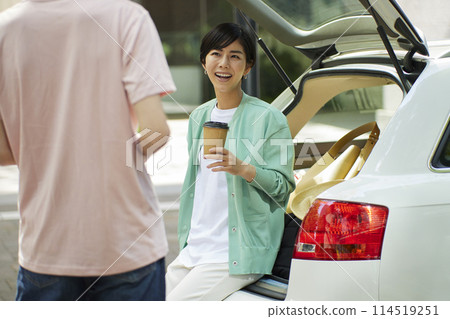 Smiling young couple going on a drive date 114519251