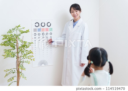 孩子在眼科醫生處接受視力檢查 孩子在眼科醫生處接受視力檢查 114519470