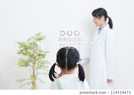 孩子在眼科醫生處接受視力檢查 孩子在眼科醫生處接受視力檢查 114519473