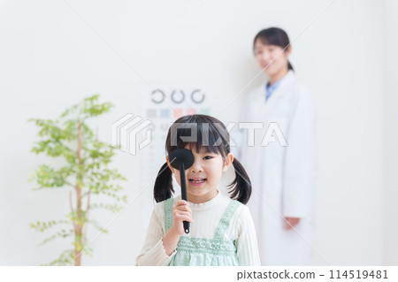 孩子在眼科醫生處接受視力檢查 孩子在眼科醫生處接受視力檢查 114519481