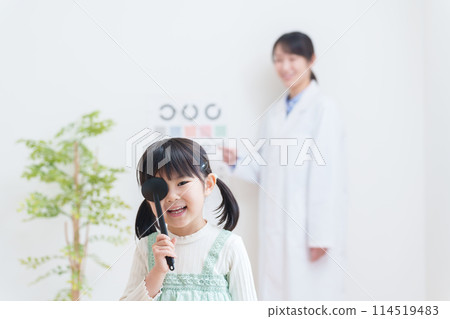 孩子在眼科醫生處接受視力檢查 孩子在眼科醫生處接受視力檢查 114519483