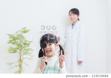 孩子在眼科醫生處接受視力檢查 孩子在眼科醫生處接受視力檢查 114519484