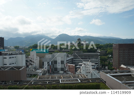 Cityscape: Kumamoto Castle and Mount Aso 114519909