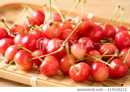 Cherries (Sato Nishiki from Yamagata Prefecture) served in a colander 114520212