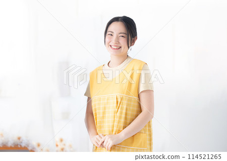 幼兒園老師或照護人員的工作變動和招募形象,面帶清爽的微笑,看著鏡頭 幼兒園老師或照護人員的工作變動和招募形象,面帶清爽的微笑,看著鏡頭 114521265