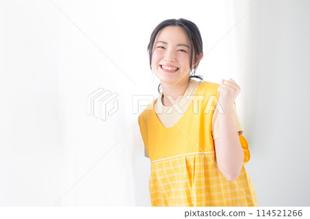 微笑的兒童保育員或握拳的護理人員的工作變動和招募圖片 114521266