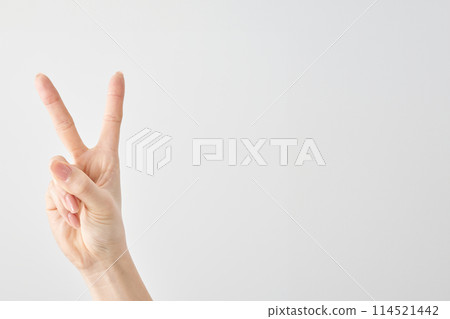 做 V 形手勢的手的特寫 做 V 形手勢的手的特寫 114521442