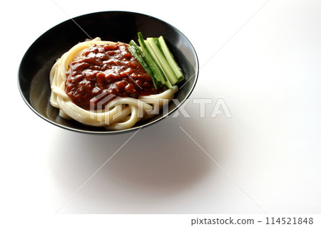 白色背景的 Jajang 麵條 Jajang 烏龍麵 114521848