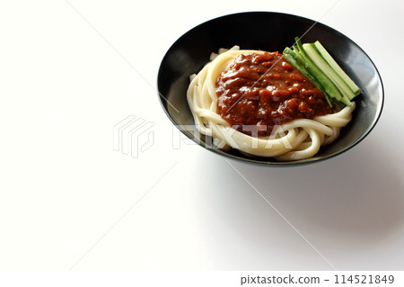 白色背景的 Jajang 麵條 Jajang 烏龍麵 114521849