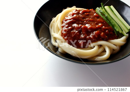 白色背景的 Jajang 麵條 Jajang 烏龍麵 白色背景的 Jajang 麵條 Jajang 烏龍麵 114521867