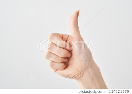 豎起大拇指的手特寫 豎起大拇指的手特寫 114521979