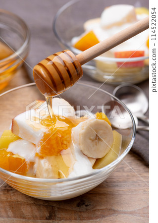 在水果優格上撒上蜂蜜 在水果優格上撒上蜂蜜 114522054