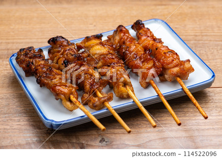 桌上的什錦烤雞肉串 114522096