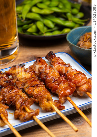Yakitori, food and beer on a table at an izakaya 114522099