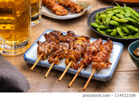 Yakitori, food and beer on a table at an izakaya 114522106