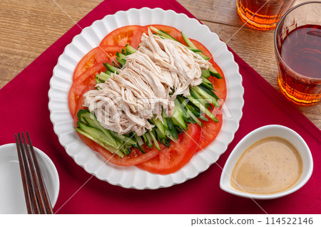 俯視桌上排列著的邦邦雞 俯視桌上排列著的邦邦雞 114522146