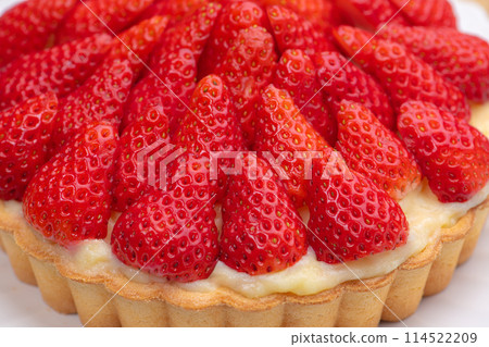 Strawberry tart close-up 114522209