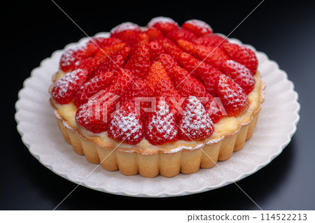 黑色背景上有大量草莓的水果餡餅 黑色背景上有大量草莓的水果餡餅 114522213