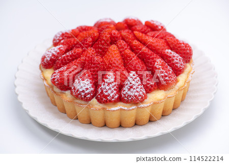 白色背景上有大量草莓的水果餡餅 白色背景上有大量草莓的水果餡餅 114522214