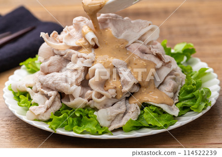 冷鍋中加入芝麻醬 114522239