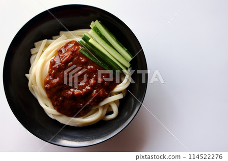 白色背景的 Jajang 麵條 Jajang 烏龍麵 白色背景的 Jajang 麵條 Jajang 烏龍麵 114522276