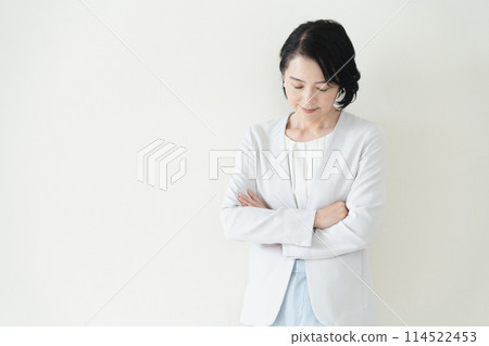 Middle women in suit shape 114522453
