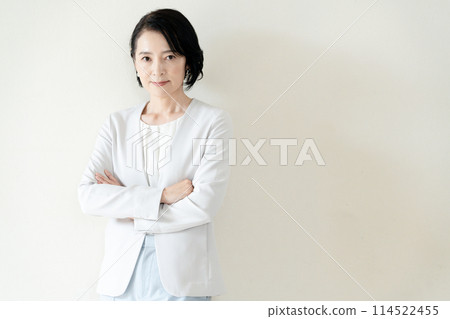 中年婦女在西裝形狀 114522455