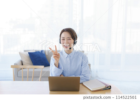 中年婦女在遠距辦公時打電話 114522501