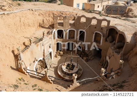 Ancient troglodyte underground dwellings with communal well in Matmata 114522721