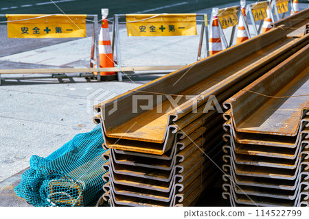 正在建造的道路和堆積的鋼材,冷色 正在建造的道路和堆積的鋼材,冷色 114522799