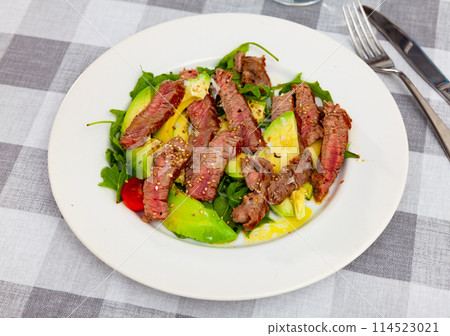 Fried beef served with avocado and herbs Fried beef served with avocado and herbs 114523021