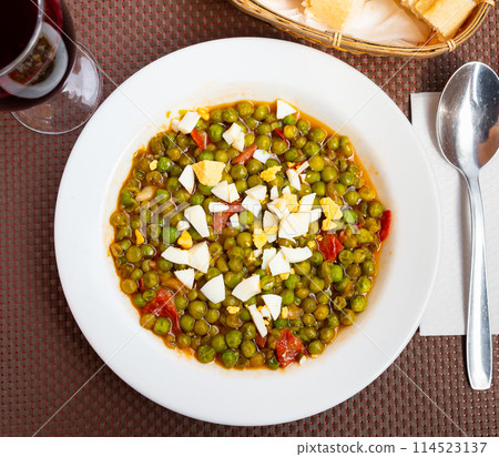 Murcia peas served with egg in sauce 114523137