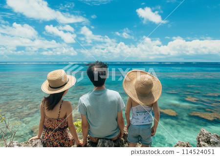 A family watching the coral reef at the beach in summer 114524051